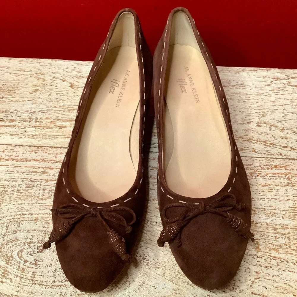 AK Anne Klein Flex Kitten Heels Brown Suede, Bows & Contrasting Cream Stitch - Picture 1 of 16